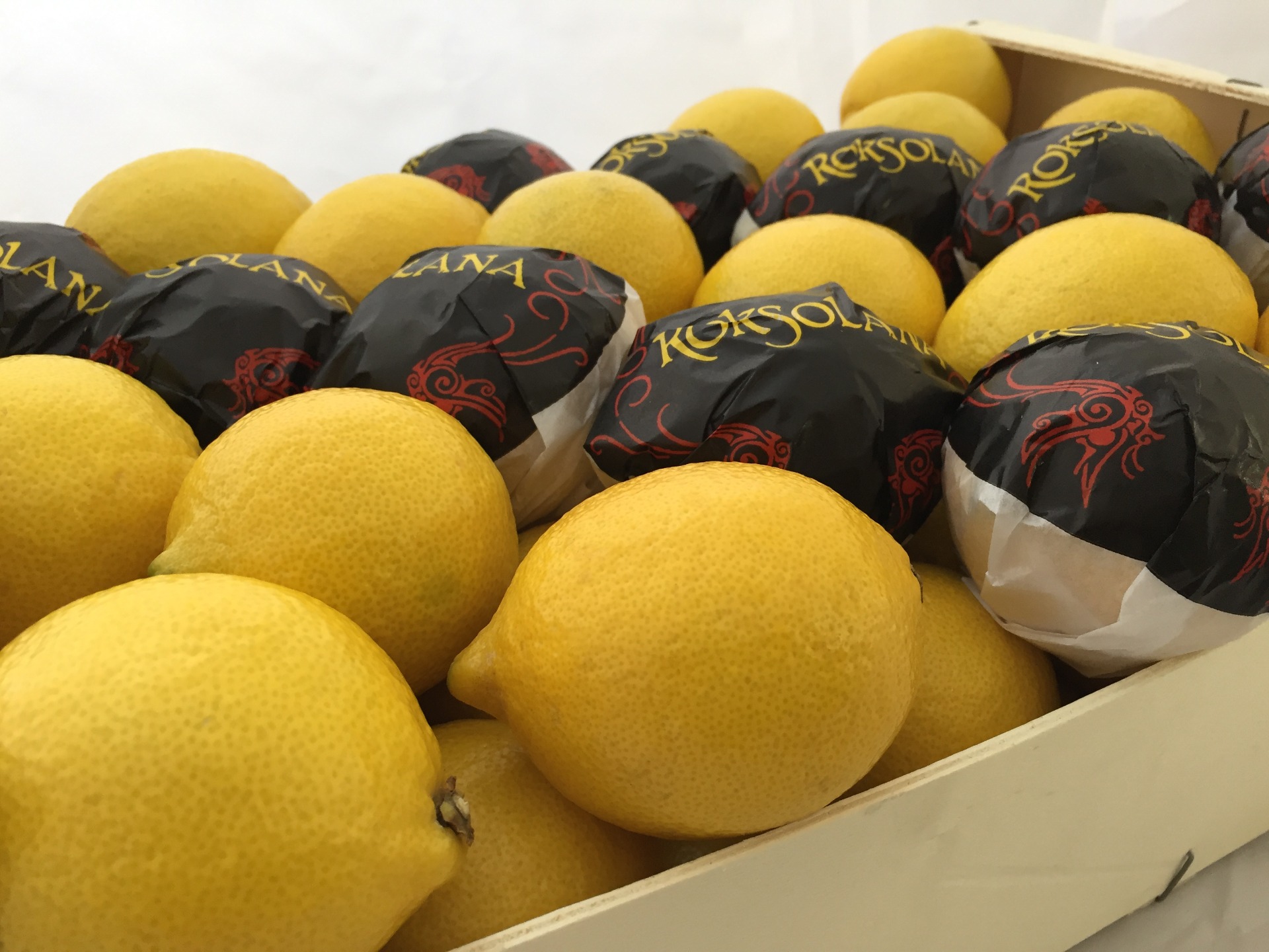 Caja de limones frescos y premium exportados desde España, cítricos de alta calidad