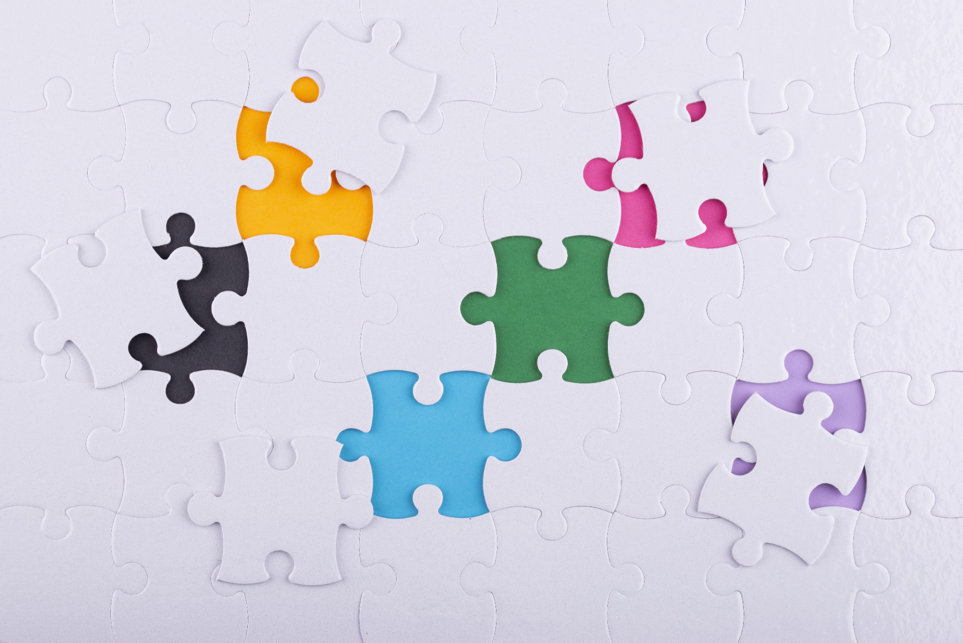 Frutas y verduras frescas sobre fondo colorido, ideal para empresa de exportación internacional